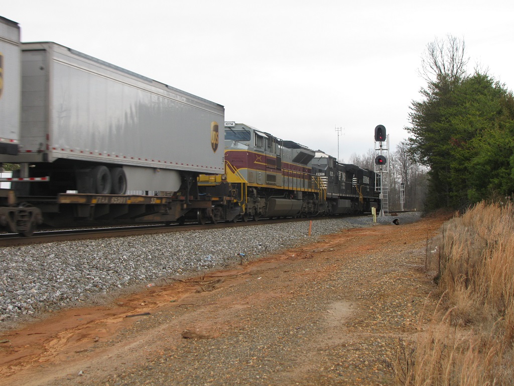 The NS 1074 (Lackawanna Heritage) passing the Sewell signals